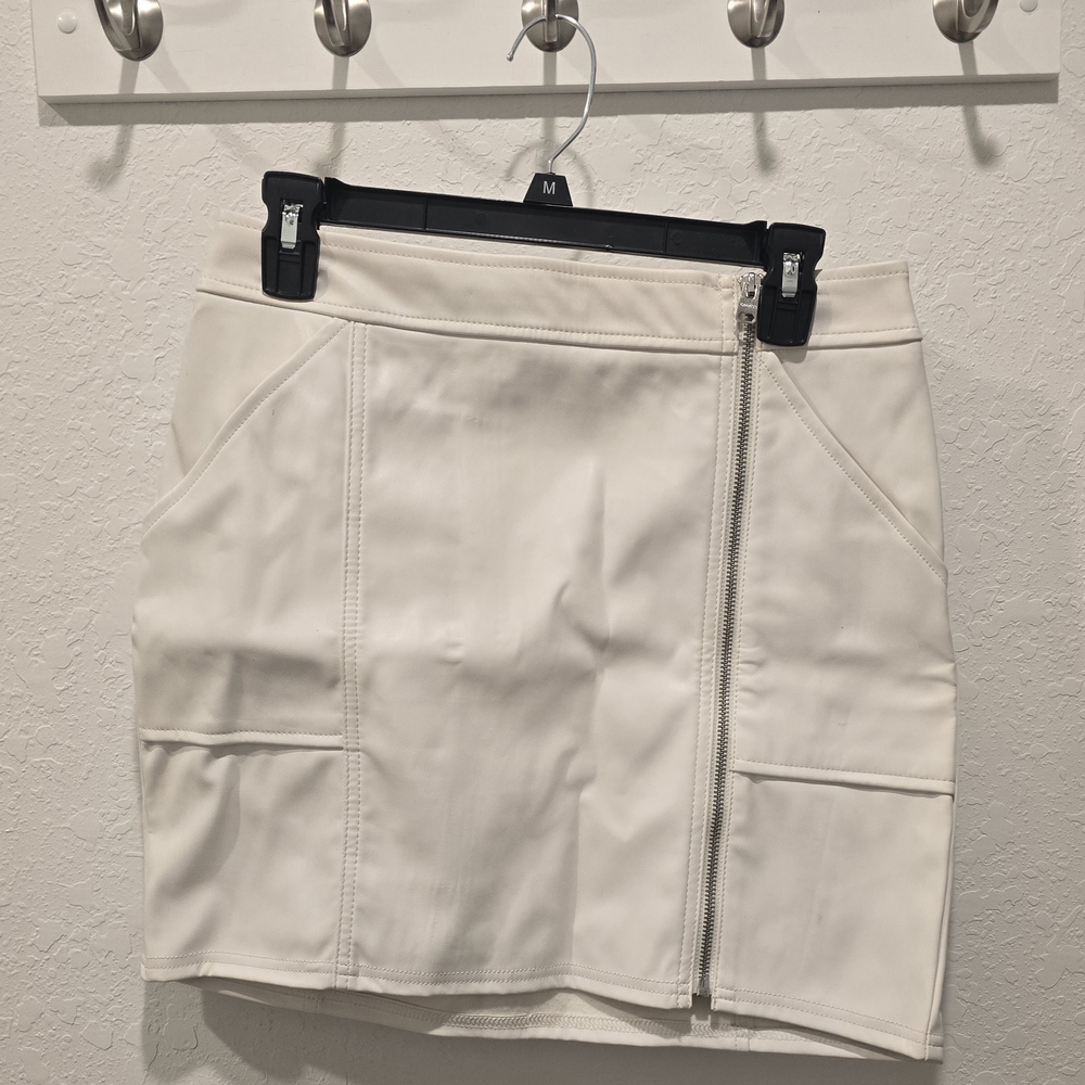 Chic White Mini Skirt with Zipper Detail